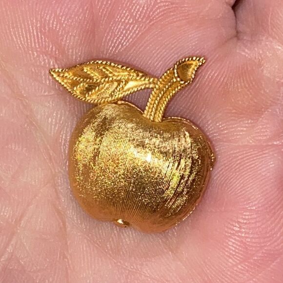 Crown Trifari Vintage Signed Brushed Gold Tone Apple Pin Brooch - Picture 3 of 10